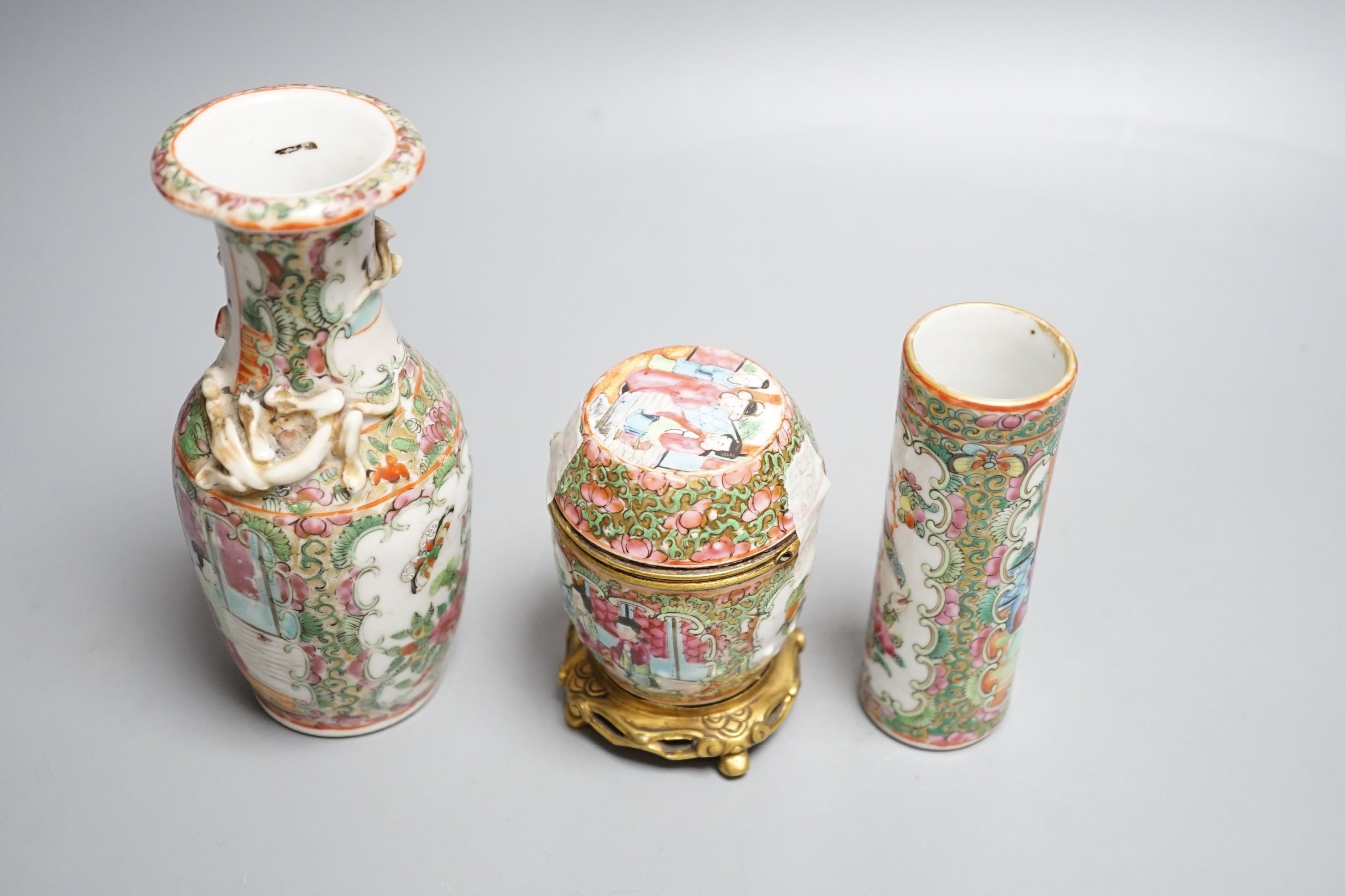 A group of three Chinese famille rose vessels, 19th century - tallest 15cm